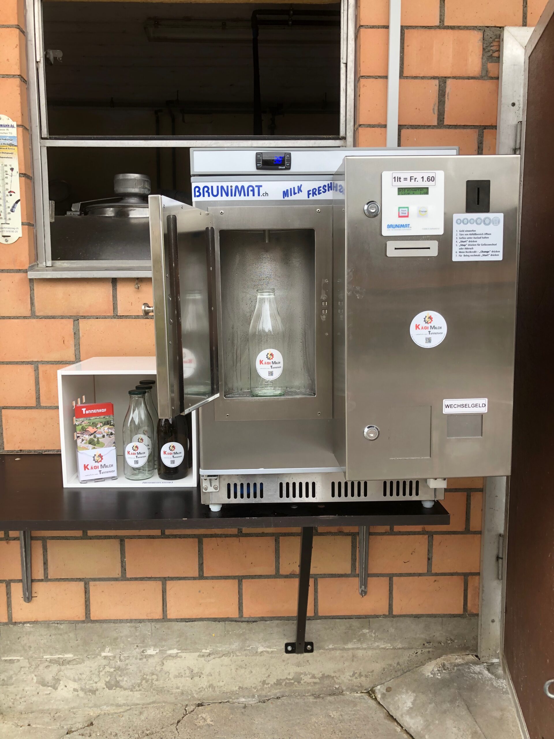 Der 24h Milchautomat ist auf dem Tannenhof platziert.