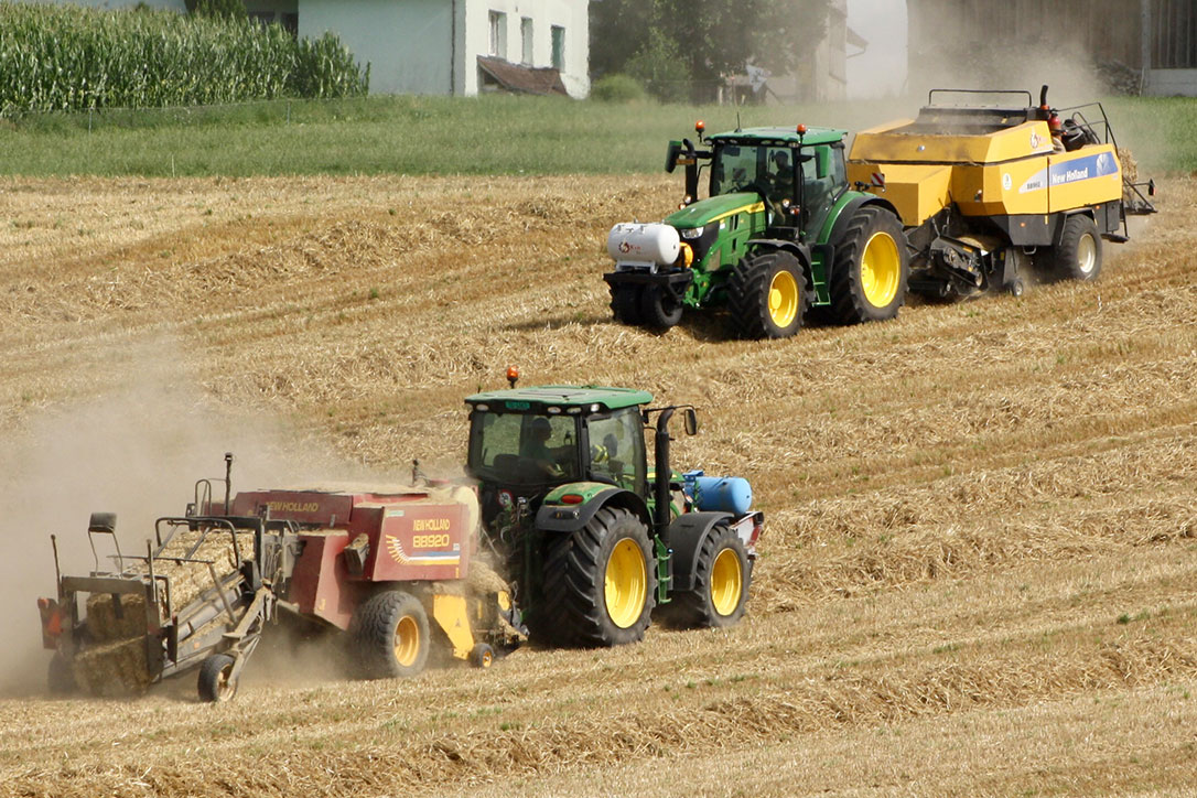 Grosse und kleine New Holland Ballenpresse