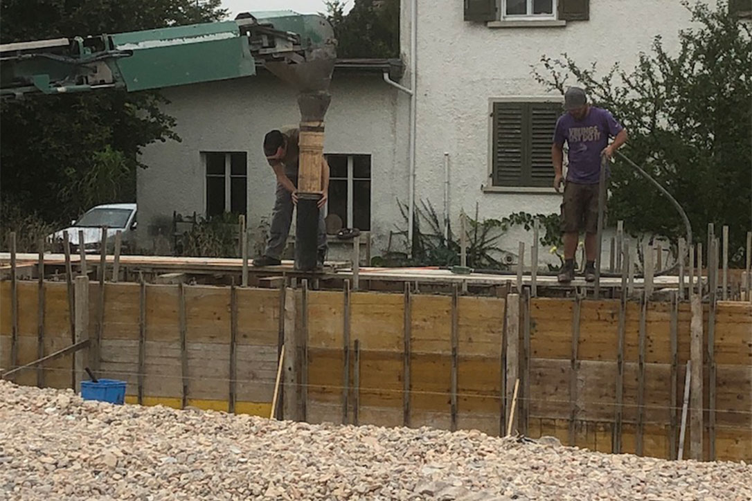 Schalung für die Betonwand der neuen Halle