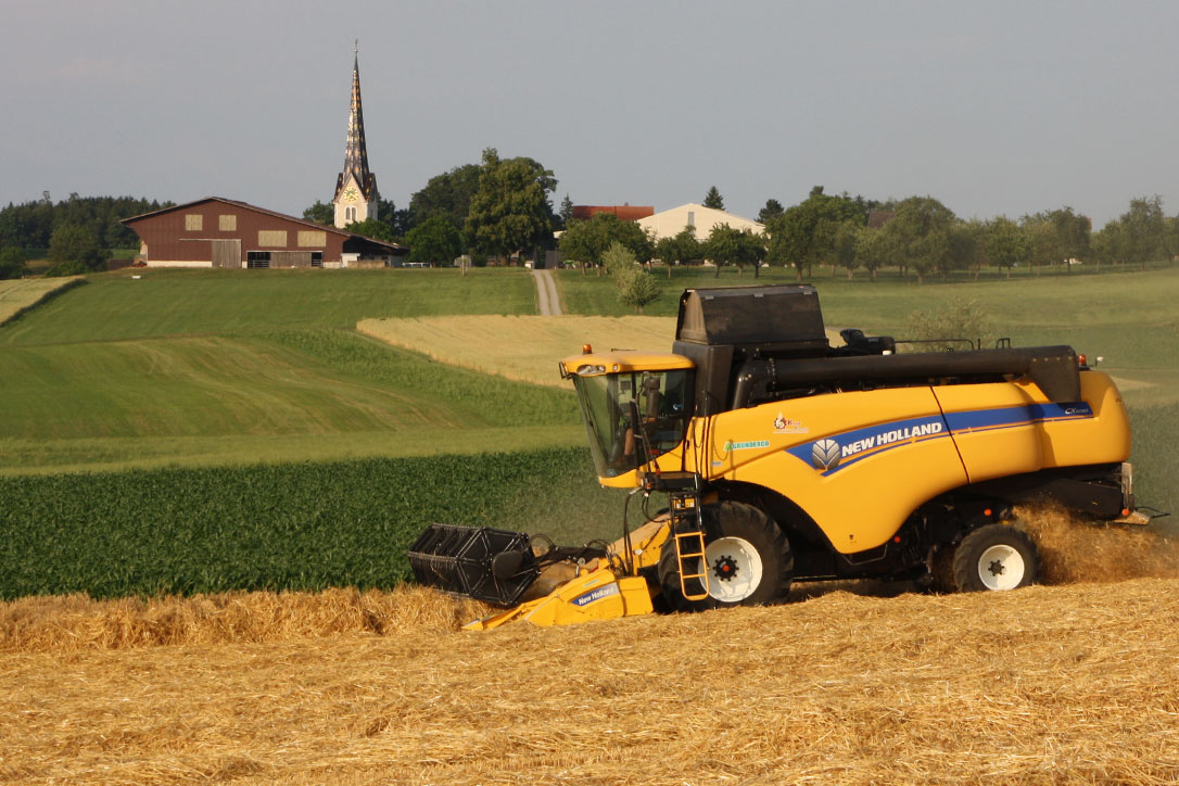 New Holland Mähdrescher von der Seite